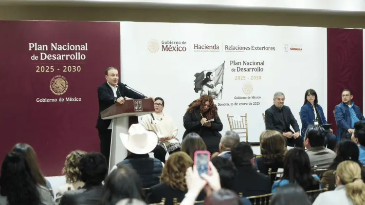 Alfonso Durazo Montaño acompañado por Juan Ramón de la Fuente durante la ceremonia de clausura.