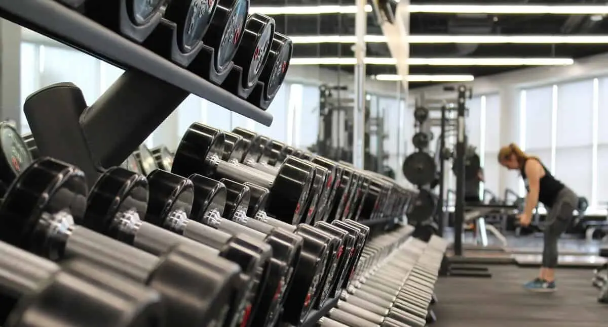 Joven de 22 años de edad muere mientras entrenaba en un gimnasio