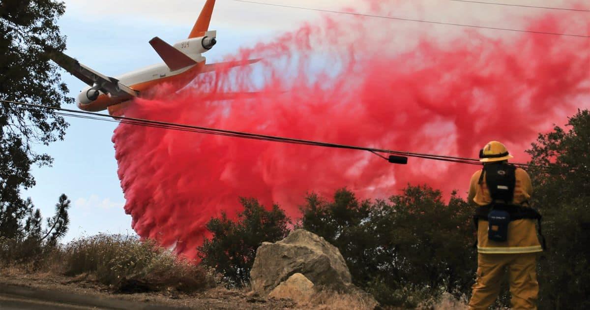 ¿Qué es y para qué sirve el polvo rosa usado para combatir incendios en LA?