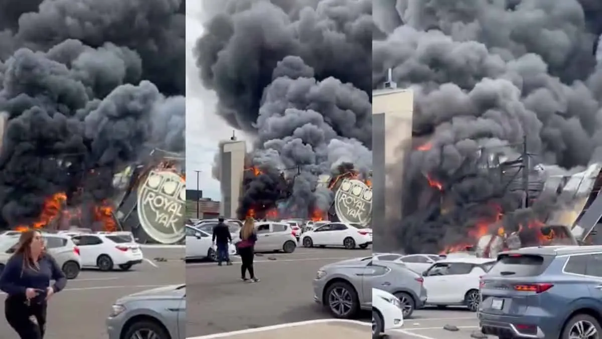Incendio consume plaza comercial en Culiacán