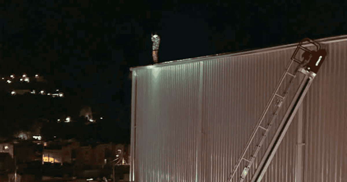 Rescatan a joven tras amenazar con saltar de 20 metros de altura