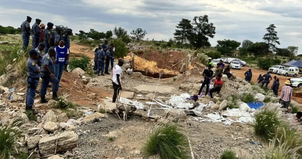 Rescatan a más de 160 mineros atrapados en Sudáfrica; hay 78 muertos