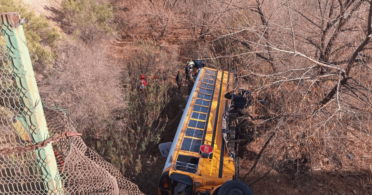 Autobús que cayó de puente en Nogales no ha sido retirado del lugar