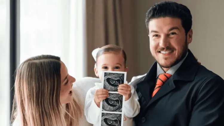 La publicación está acompañada con siete fotografías en las que aparece la pareja con su hija Mariel.