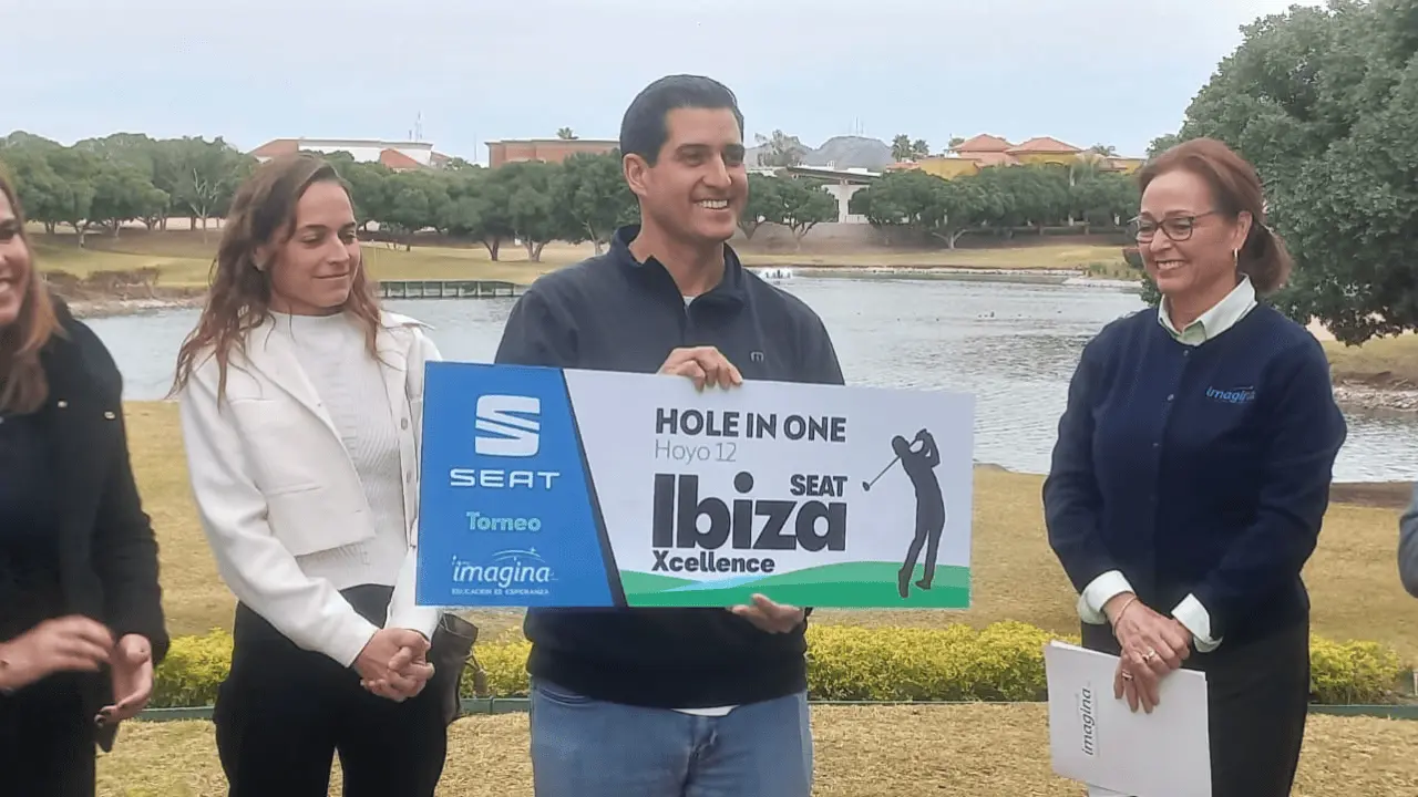 Recibe Roberto Mazón vehículo que ganó con Hole in One en Torneo Imagina