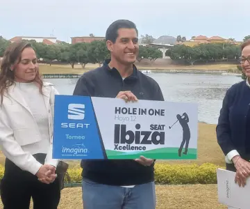 Recibe Roberto Mazón vehículo que ganó con Hole in One en Torneo Imagina