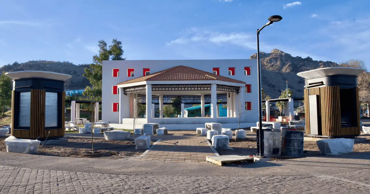 Rescatan espacios con la rehabilitación del kiosco del parque La Sauceda