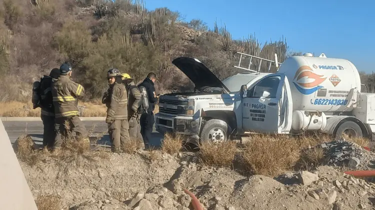 Los bomberos rápidamente contuvieron el fuego del motor. Foto: Jorge Flores.