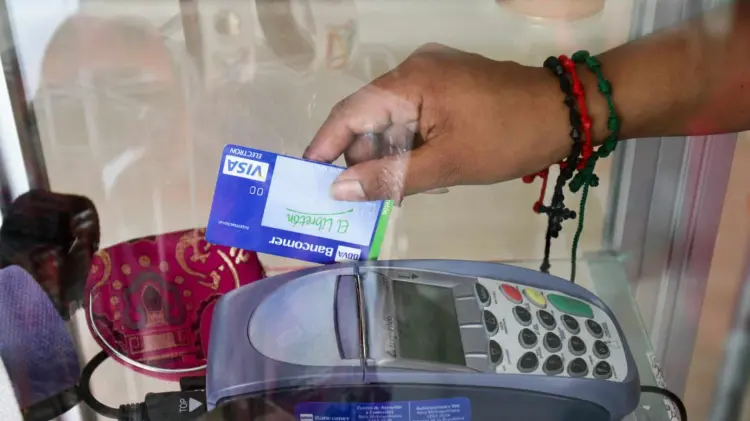 Condusef reporta un alza en cargos no reconocidos en tarjetas durante el último año.