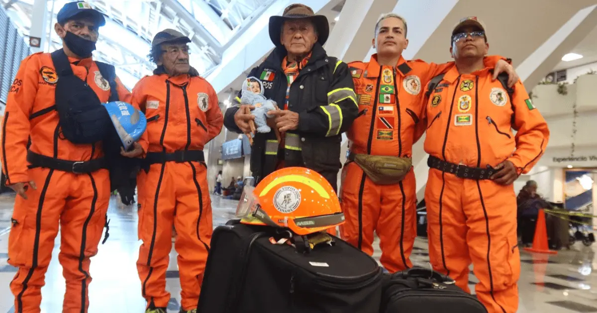 Grupo de rescate Topos Azteca parte a Los Ángeles