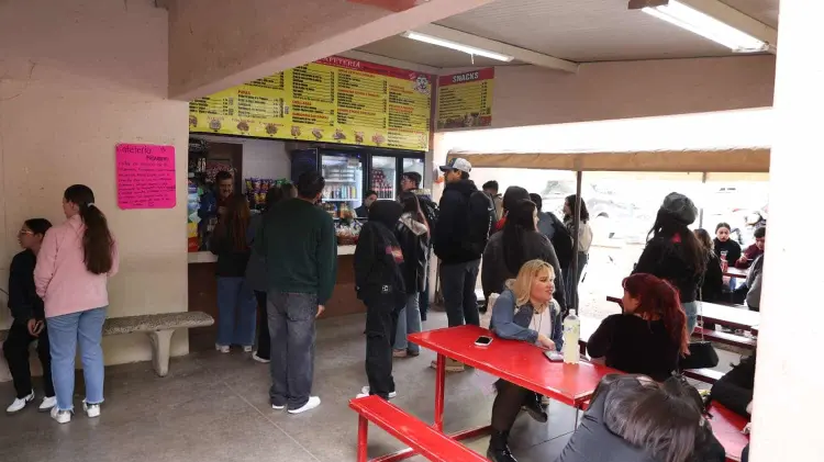 La beca consiste en una comida y bebida diaria durante todo el semestre. Ramón Munguía/EXPRESO