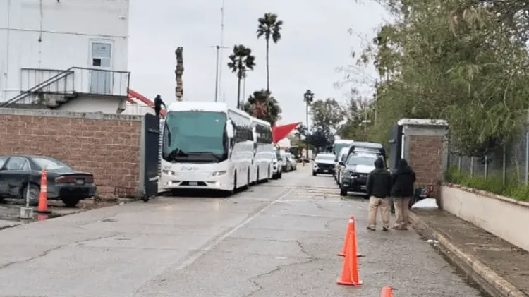 Tres camiones con mexicanos deportados llegaron a Matamoros este martes. (Foto: Agencia Reforma)