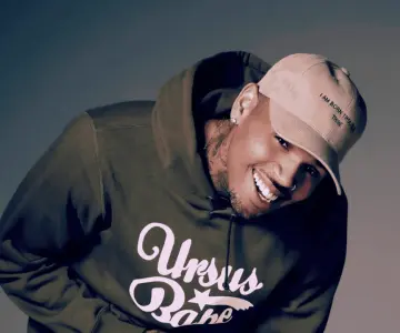 Demanda  Chris Brown a Warner por difamación; ¡pide 500 mdd! 