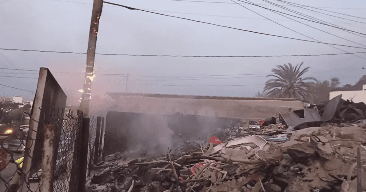 Sofocan bomberos dos incendios en distintos puntos de la ciudad
