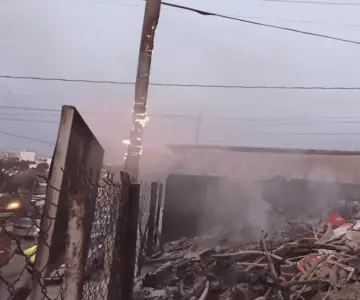 Sofocan bomberos dos incendios en distintos puntos de la ciudad