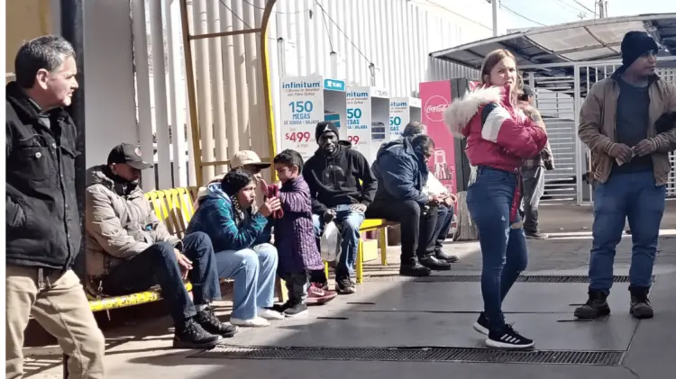 Decenas de familias se encuentran varadas después de la cancelación de su cita. (Foto: Especial)