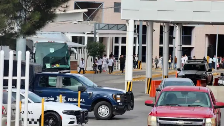 Las personas deportadas comenzaron a ingresar por la garita Dennis DeConcini.