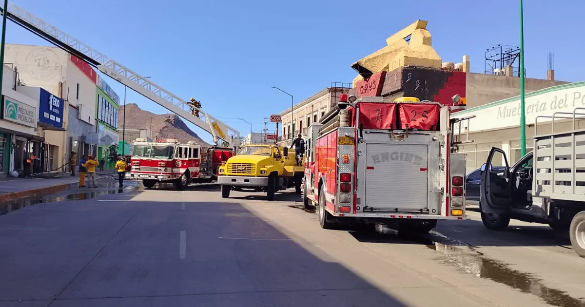 Fuerte incendio en el centro de Guaymas deja daños materiales