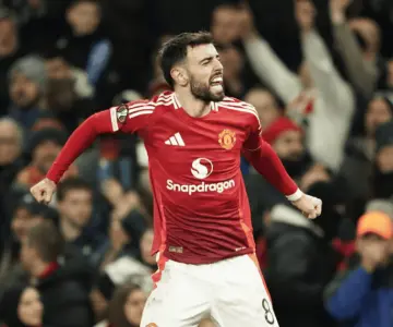 Manchester United remonta ante los Rangers