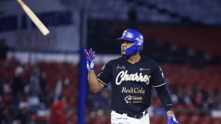 Reynaldo Rodríguez aplicó un “bat flip” tras su jonrón en el noveno inning. (ESPECIAL/EXPRESO)