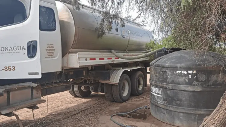 840 mil litros de agua potable se distribuyeron en comunidades vulnerables. Foto: Especial.