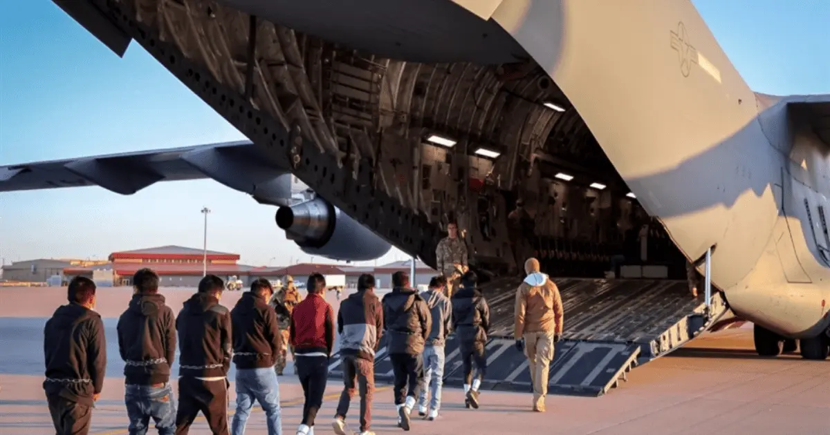 Expulsan a migrantes en aviones militares hacia Guatemala