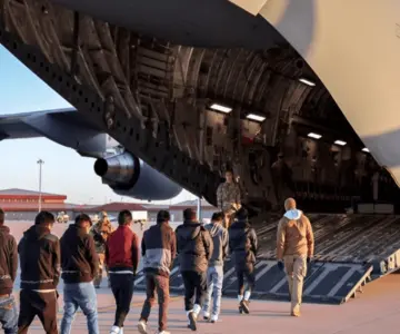 Expulsan a migrantes en aviones militares hacia Guatemala