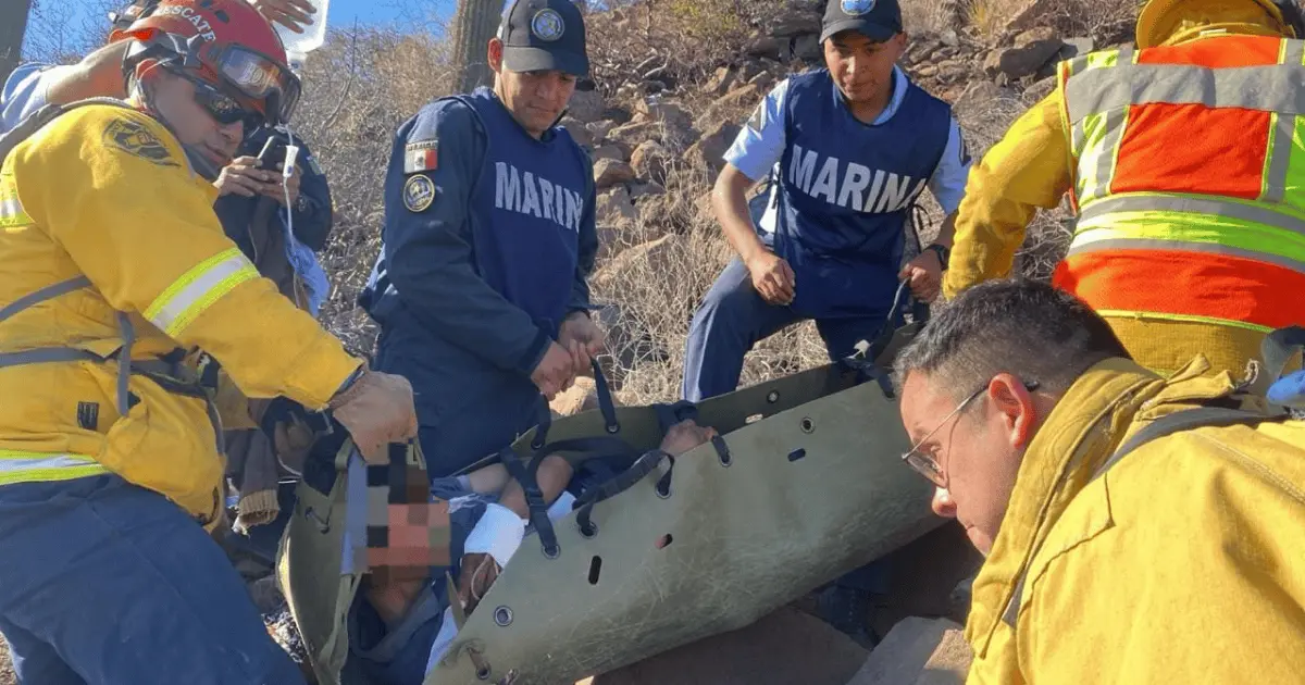 Rescatan a persona lesionada del cerro La Zeta en Guaymas