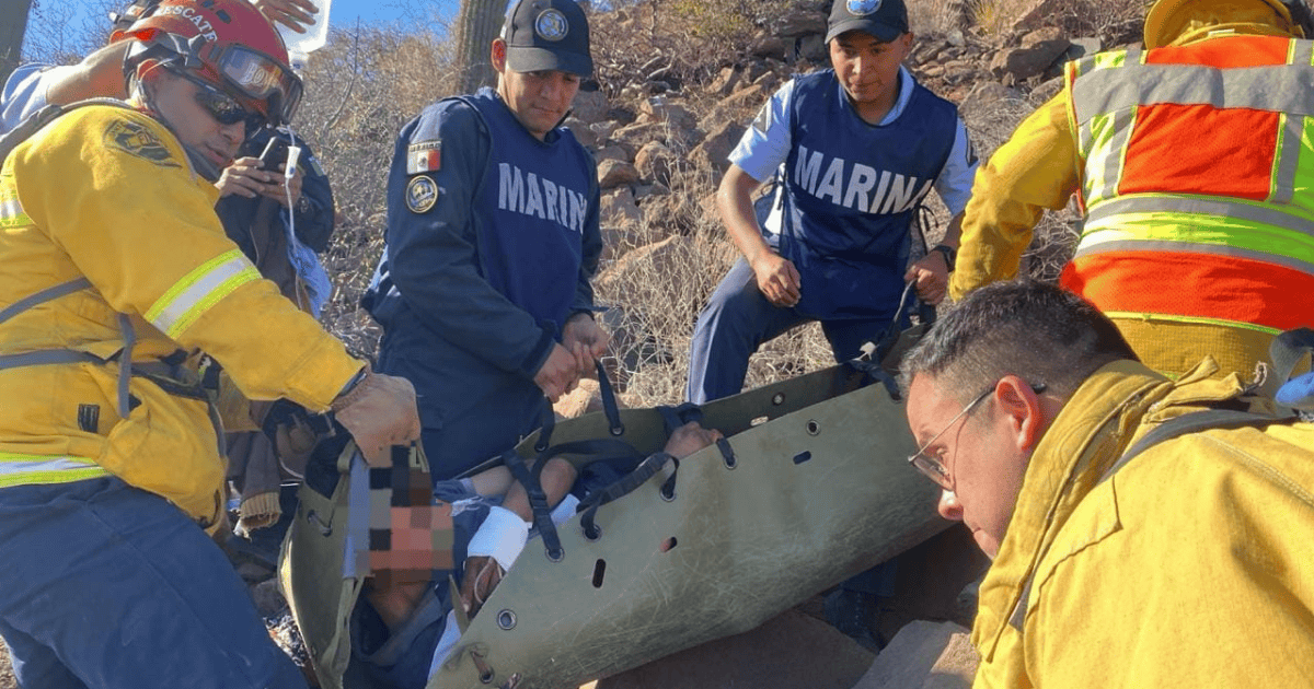 Rescatan a persona lesionada del cerro La Zeta en Guaymas