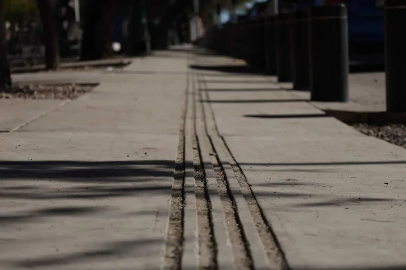 Hermosillo avanza a una ciudad inclusiva con instalación de guías podotáctiles