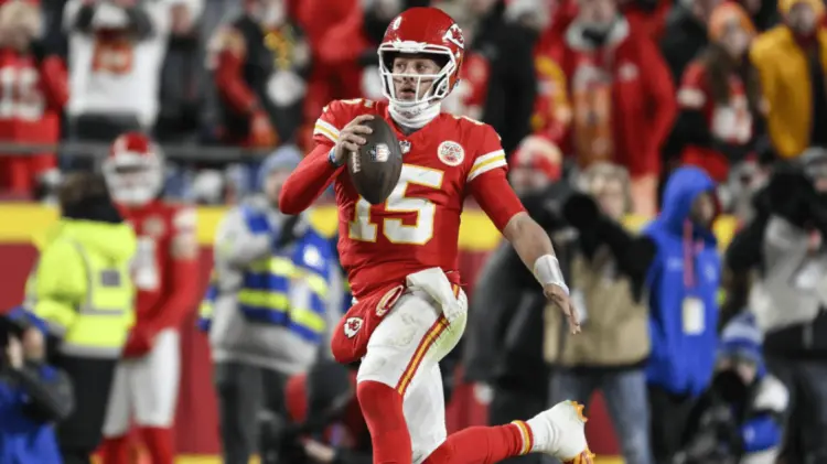 Mahomes aportó dos touchdowns por tierra y uno por aire para vencer a los Bills. (ESPECIAL/EXPRESO)