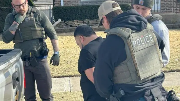 Un total de 956 personas fueron detenidas tan solo este domingo 26 de enero. (Foto: @ICEgov)