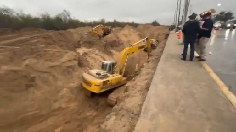Los hombres realizaban trabajos para instalar tubería de drenaje. (Foto: Redes)