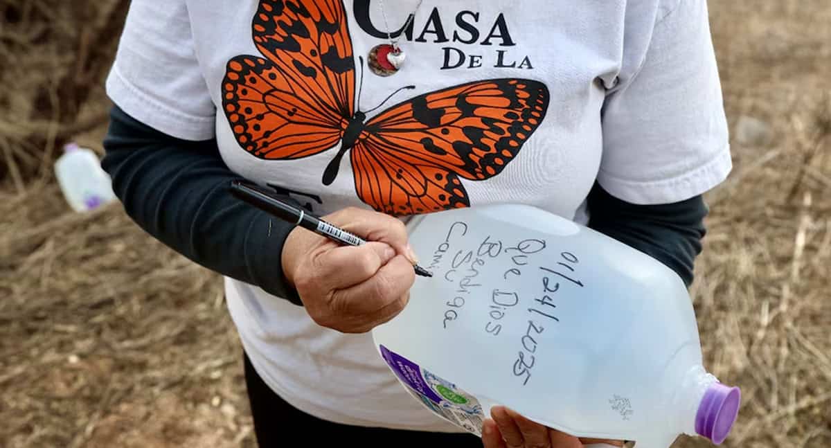 Voluntarios colocan agua en el desierto para salvar vidas de migrantes