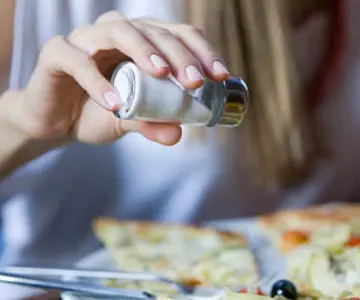 Consumir sal en exceso puede llegar a causar cáncer, según la OMS