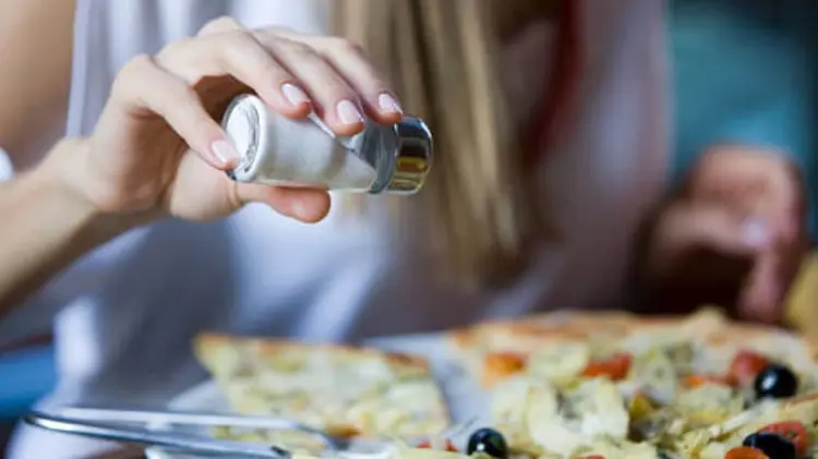 La OMS recomienda tener el control sobre el consumo de sal. (Foto: Especial)