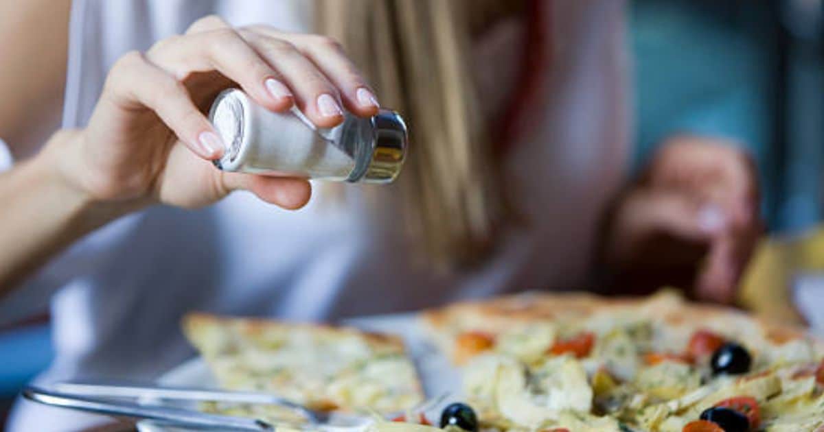 Consumir sal en exceso puede llegar a causar cáncer, según la OMS