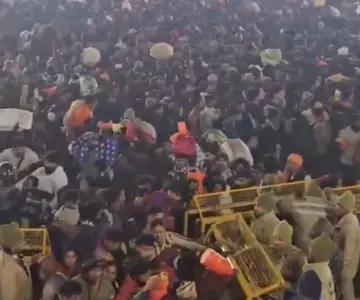 Estampida masiva en evento religioso deja 15 personas muertas en la India