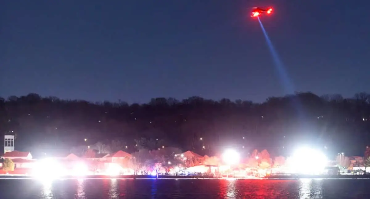Imágenes y videos impactantes del choque entre avión y helicóptero