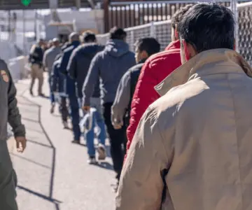 Legisladores impulsan recompensas por denunciar migrantes en EU