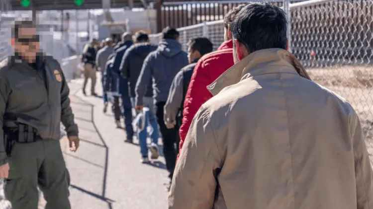Los deportados cruzan por el puente de San Luis Río Colorado: Foto: Especial.