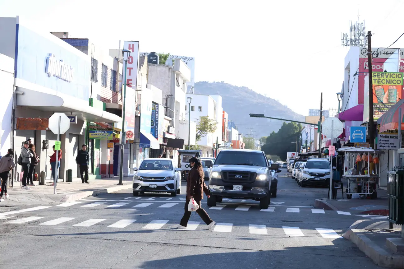 Colocan señalamientos viales en calles del centro