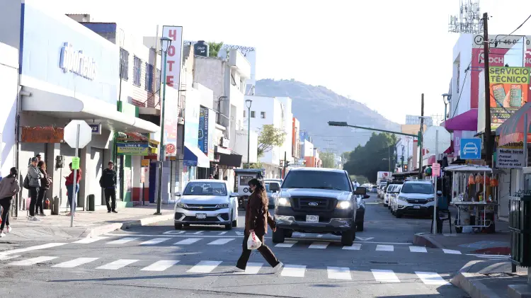 En la Dr. Noriega se colocó una señalización de alto y marcas peatonales. Ramón Munguía/EXPRESO