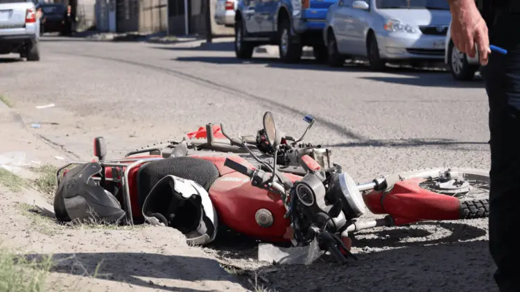Los paramédicos atendieron de inmediato al motociclista. Foto: Ramón Munguía.
