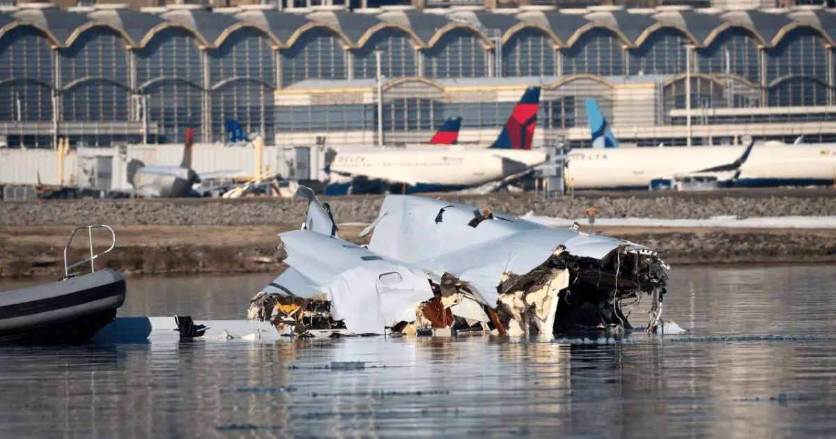 Sube a 40 el número de cuerpos recuperados del accidente aéreo en Washington