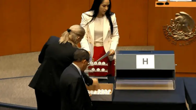 La insaculación fue realizada sin la presencia de senadores del PAN, PRI y MC. Foto: Especial.