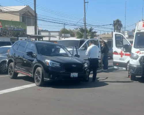 Se impactan dos camionetas en las calles Navarrete y Herrería