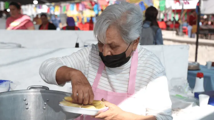 Los tamales y chimichangas son los platillos más solicitados. (Foto: Jesús Ballesteros/EXPRESO)