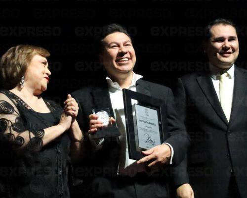 Galardonan a Jesús León en clausura del FAOT