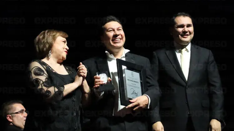 Adolfo Salazar Razo y Beatriz Aldaco reconocieron al tenor hermosillense. (Foto: Juan Olivas/EXPRESO)